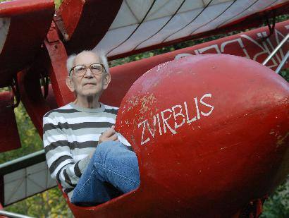 Algirdas Kovaliūnas anykštėnams žinomas kaip aviakonstruktorius ir gabus pedagogas, meile dangui užkrėtęs didelį būrį žmonių.