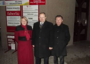 Seimo vicepirmininką Kęstą Komskį (centre) Anykščiuose lydėjo partijos „Tvarka ir teisingumas“ Anykščių skyriaus pirmininkė Birutė Kavolienė ir partijos atsakingasis sekretorius Rimas Antanas Ručys.