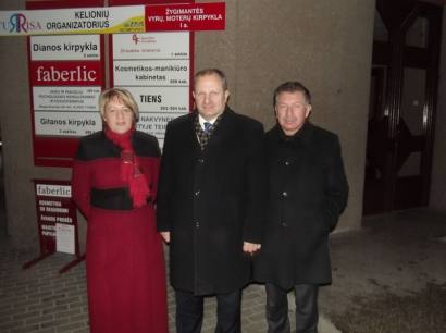 Seimo vicepirmininką Kęstą Komskį (centre) Anykščiuose lydėjo partijos „Tvarka ir teisingumas“ Anykščių skyriaus pirmininkė Birutė Kavolienė ir partijos atsakingasis sekretorius Rimas Antanas Ručys.