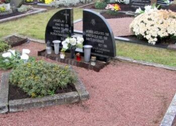 Antano Jagėlos ir jo kovos draugų kapas Traupio kapinėse paženklintas juodo akmens paminkline kompozicija su Vyčiu ir įrašu: „Žuvo už Lietuvos laisvę“. T. Kontrimavičiaus nuotrauka.
