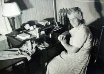 Elena Gimbutienė savo namuose Los Andžele. A. Baranausko ir A. Vienuolio-Žukausko memorialinio muziejaus fondų nuotrauka.