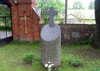 Akmeninis paminklas su kryžiumi Debeikių bažnyčios šventoriuje mena misionierės sesers Ksaveros pasiaukojimą. T. Kontrimavičiaus nuotrauka.