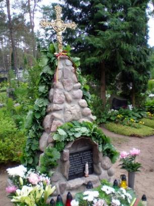 Mūsų kraštiečio Kosto Repečkos ir kitų Varviškės karinėje operacijoje kartu žuvusių jo kovos draugų atminimui Leipalingio kapinėse 2011 m. buvo pastatytas naujas memorialas. Gintaro Lučinsko (www.patriotai.lt) nuotrauka.