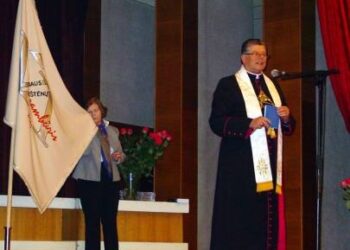 Iškilmingas momentas – J. Gervytės-Tvarijonavičienės sukurtą ir pristatytą vėliavą laimina kun. kan. S. Krumpliauskas. 2011 m. T. Kontrimavičiaus (VŽM) nuotrauka.