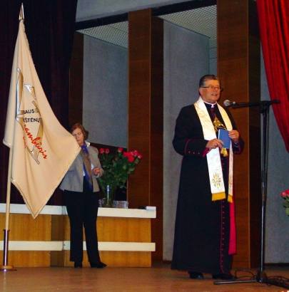 Iškilmingas momentas – J. Gervytės-Tvarijonavičienės sukurtą ir pristatytą vėliavą laimina kun. kan. S. Krumpliauskas. 2011 m. T. Kontrimavičiaus (VŽM) nuotrauka.