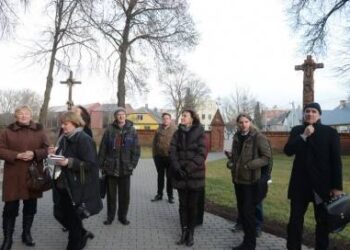 Renginio dalyviai prieš diskusijas lipo į Anykščių bažnyčios apžvalgos bokštą ir pasivaikščiojo kairiuoju Šventosios taku. Jono JUNEVIČIAUS nuotr.
