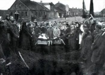 Dviejų žuvusių šaulių laidotuvės Troškūnų miestelio centre 1920-ųjų lapkritį. A. Baranausko ir A. Vienuolio-Žukausko memorialinio muziejaus rinkinių nuotrauka.