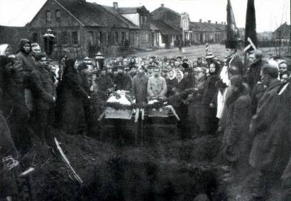 Dviejų žuvusių šaulių laidotuvės Troškūnų miestelio centre 1920-ųjų lapkritį. A. Baranausko ir A. Vienuolio-Žukausko memorialinio muziejaus rinkinių nuotrauka.