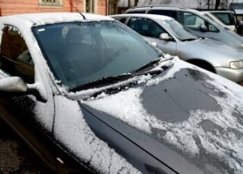 Pirmadienio rytą vairuotojams teko gremžti ledą nuo automobilių stiklų. Autoriaus nuotr.