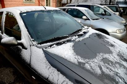 Pirmadienio rytą vairuotojams teko gremžti ledą nuo automobilių stiklų. Autoriaus nuotr.