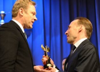 „Auksinį feniksą“ už kultūros rėmimą Lietuvos kultūros ministras Šarūnas Birutis įteikė AB „Rokiškio sūris“ direktoriui Daliui Trumpai. Autoriaus nuotr.