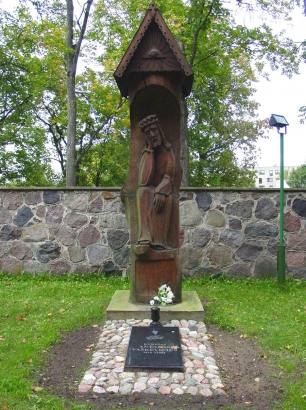 Rūpintojėlio saugomas kunigo Antano Vaškevičiaus kapas Anykščių bažnyčios šventoriuje. Rasos Bražėnaitės (VŽM) nuotrauka.