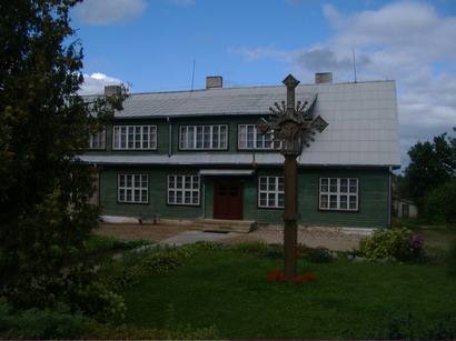 Staškūniškio mokyklos pastatai kainuoja vos 16 tūkst. 200 litų. Jonio JUNEVIČIAUS nuotr.