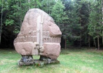 Paminklinis akmuo Teresboro stovyklavietėje Ramuldavos girioje, kur D. Maleckis rengė kovai sukilėlius. T. Kontrimavičiaus (VŽM) nuotrauka.
