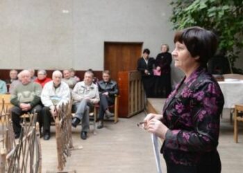Anykščių rajono neįgaliųjų draugijos pirmininkė Aldona Šerėnienė susirinkusiems linkėjo nuoširdumo ir supratimo... Nuotr. Jono JUNEVIČIAUS