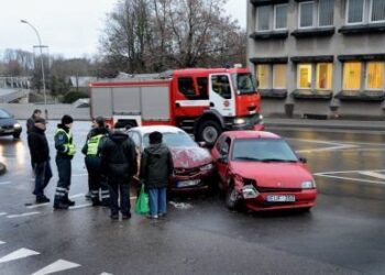Abu automobiliai avarijos metu smarkiai apgadinti. Jono JUNEVIČIAUS nuotr.