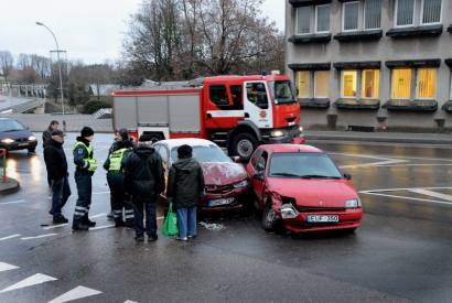 Abu automobiliai avarijos metu smarkiai apgadinti. Jono JUNEVIČIAUS nuotr.
