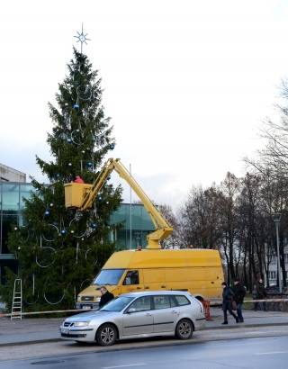 Anykščiuose kalėdinė eglė turėtų būti išskirtinė, nes ją už bendruomenių pinigus puošia „Švenčių studija“. Autoriaus nuotr.