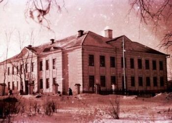 Anykščių Jono Biliūno vidurinė mokykla XX a. 6-ajame dešimtmetyje – tuo metu vienas didžiausių Anykščių miesto pastatų. Izidoriaus Girčio nuotrauka iš Irmos Randakevičienės archyvo.