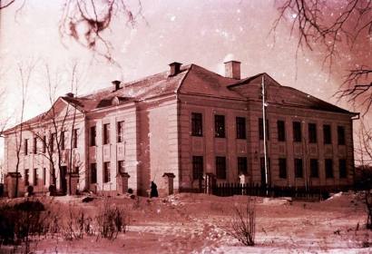 Anykščių Jono Biliūno vidurinė mokykla XX a. 6-ajame dešimtmetyje – tuo metu vienas didžiausių Anykščių miesto pastatų. Izidoriaus Girčio nuotrauka iš Irmos Randakevičienės archyvo.