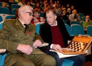 Režisierius Vytautas V. Landsbergis ir vienas iš filmo herojų, buvęs partizanas Jonas Abukauskas. Nuotr. Jono JUNEVIČIAUS