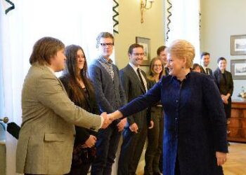 Antikorupcinės dienos proga šalies Prezidentė Dalia Grybauskaitė susitiko su visuomeninių organizacijų, kovojančių prieš korupciją, atstovais. Susitikime dalyvavo ir Anykščių A. Baranausko mokyklos moksleivė Austėja Šmigelskaitė, pristačiusi projektą „Ska