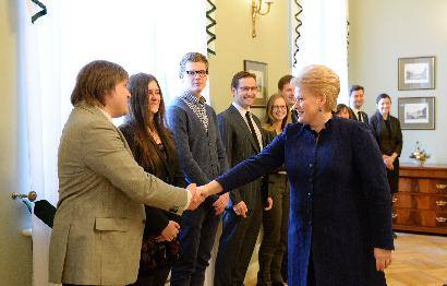 Antikorupcinės dienos proga šalies Prezidentė Dalia Grybauskaitė susitiko su visuomeninių organizacijų, kovojančių prieš korupciją, atstovais. Susitikime dalyvavo ir Anykščių A. Baranausko mokyklos moksleivė Austėja Šmigelskaitė, pristačiusi projektą „Ska