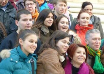 Skirtingų valstybių moksleiviai pasirodė ne tokie ir skirtingi - ir muzikinis skonis, ir drabužiai, ir pomėgiai yra panašūs. Lietuviai, tiesa, ryšėjo Lietuvos vėliavos spalvų šalikus kaip mūsų anglų kalbos mokytojas Andrius Vitkūnas (pirmas iš dešinės).