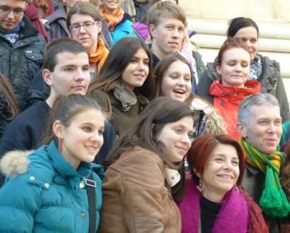 Skirtingų valstybių moksleiviai pasirodė ne tokie ir skirtingi - ir muzikinis skonis, ir drabužiai, ir pomėgiai yra panašūs. Lietuviai, tiesa, ryšėjo Lietuvos vėliavos spalvų šalikus kaip mūsų anglų kalbos mokytojas Andrius Vitkūnas (pirmas iš dešinės).