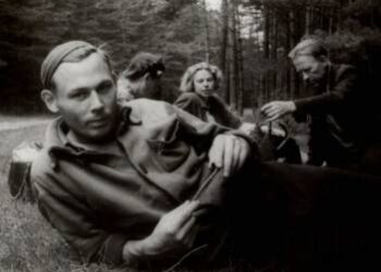 Mokytojas Jonas Juknevičius apie 1954-uosius iškyloje gamtoje kartu su kitais Anykščių pedagogais. A. Baranausko ir A. Vienuolio-Žukausko memorialinio muziejaus fondų nuotrauka.