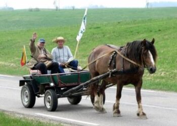 Kraštotyrininkas R. Guobis moja iš vežimo, keliaudamas per Lietuvą 2013-ųjų pavasarį. T. Kontrimavičiaus (VŽM) nuotrauka.