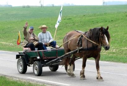 Kraštotyrininkas R. Guobis moja iš vežimo, keliaudamas per Lietuvą 2013-ųjų pavasarį. T. Kontrimavičiaus (VŽM) nuotrauka.