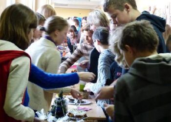 Didžioji dalis prekiautojų - mergaitės, o jų klasiokai buvo pirkėjais. Austėjos ŠMIGELSKAITĖS nuotr.