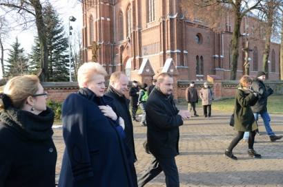 Lietuvos prezidentę prie Anykščių bažnyčios pasitiko Anykščių rajono meras Sigutis Obelevičius ir Anykščių Liudvikos ir Stanislovo Didžiulių viešosios bibliotekos direktorius Romas Kutka. Jono JUNEVIČIAUS nuotr.