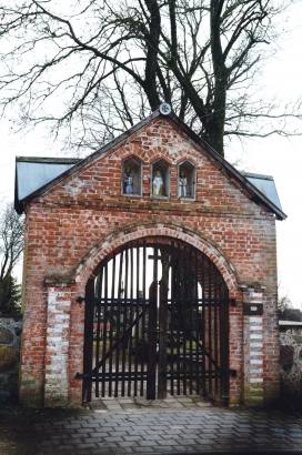 Viešintų kapinių vartai – valstybės saugomas, vietinės reikšmės architektūrinis paminklas.