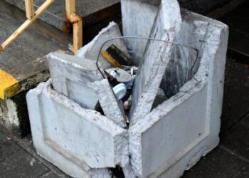 Suįžūlėjusiems paaugliams vieni niekai sudaužyti apie 70 kilogramų sveriančią betoninnę šiūkšliadėžę. Autoriaus nuotr.