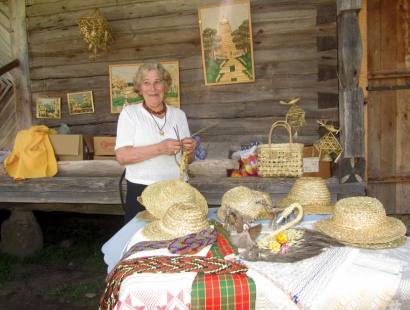 Metų naštos nepaisanti V. Limbienė yra nuolatinė tautodailės švenčių dalyvė, noriai demonstruojanti savo amato grožį. T. Kontrimavičiaus (VŽM) nuotrauka.