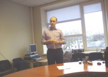 „Tarptautinio skaidrumo“ organizacijos Lietuvoje vadovas Sergejus Muravjovas, reaguodamas į savivaldybės tarnautojų pagyras, kad Anykščių savivaldybėje korupcijos nėra, šypsodamasis sakė: „Atrodo, kad pas jus viskas ramu, bet taip nebūna...“ Autoriaus nu