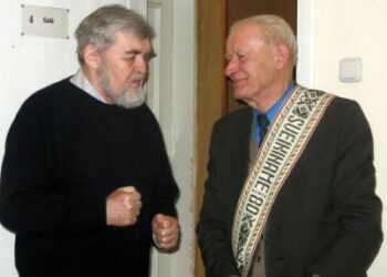 Viena iš paskutinių A. Navicko džiaugsmo akimirkų: 80-mečio proga bičiulį (dešinėje) sveikina literatas Algirdas Gogelis. 2008-ųjų gruodis. T. Kontrimavičiaus nuotrauka.