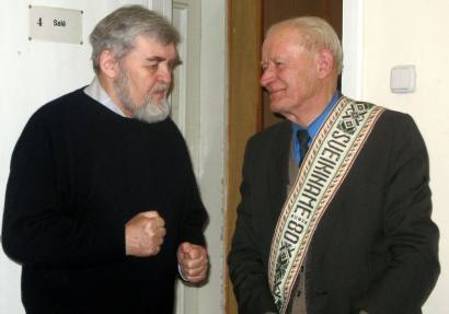 Viena iš paskutinių A. Navicko džiaugsmo akimirkų: 80-mečio proga bičiulį (dešinėje) sveikina literatas Algirdas Gogelis. 2008-ųjų gruodis. T. Kontrimavičiaus nuotrauka.