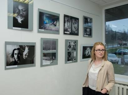 Moksleivių fotografijos konkurso – parodos laureatė Gabrielė Vetkinaitė. Alfredo Motiejūno nuotr.