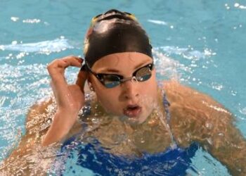 Po 100 metrų plaukimo kompleksiniu būdu Rūta Meilutytė pakalbinta ar geras Anykščių baseino vanduo, pakėlė nykštį... Autoriaus nuotr.