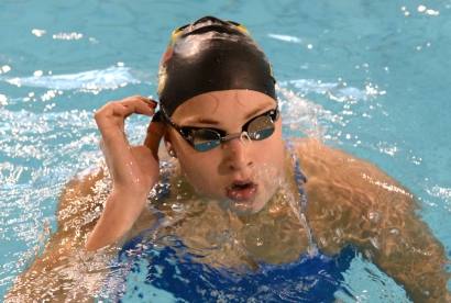 Po 100 metrų plaukimo kompleksiniu būdu Rūta Meilutytė pakalbinta ar geras Anykščių baseino vanduo, pakėlė nykštį... Autoriaus nuotr.