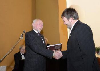 Tautvydą Kontrimavičių sveikino profesorius Libertas Klimka. Jono JUNEVIČIAUS nuotr.