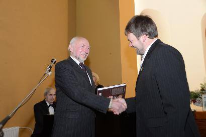 Tautvydą Kontrimavičių sveikino profesorius Libertas Klimka. Jono JUNEVIČIAUS nuotr.