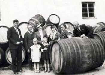 Vyno gamyklos savininkas Balys Karazija (kairėje), svečių sulaukęs. A. Baranausko ir A. Vienuolio-Žukausko memorialinio muziejaus fondų nuotrauka.