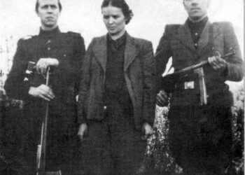 Kovų bendražygiai: Šarūno rinktinės kūrėjas, vėliau Rytų Lietuvos (Karaliaus Mindaugo) srities vadas Antanas Slučka-Šarūnas su žmona Joana Railaite-Neringa ir adjutantu Baliu Žukausku-Princu. Genocido aukų muziejaus nuotrauka.