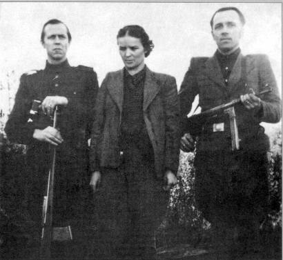 Kovų bendražygiai: Šarūno rinktinės kūrėjas, vėliau Rytų Lietuvos (Karaliaus Mindaugo) srities vadas Antanas Slučka-Šarūnas su žmona Joana Railaite-Neringa ir adjutantu Baliu Žukausku-Princu. Genocido aukų muziejaus nuotrauka.