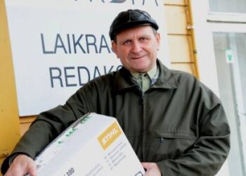 Pirmuosiuose Kurkliuose gimęs, dabar Antruosiuose gyvenantis Vytautas Kavaliauskas skaitė ir „Anykštos“ pirmtaką „Kolektyvinį darbą, o dabar skaito „Anykštą“ ir žurnalą „Aukštaitiškas formatas“. Autoriaus nuotr.