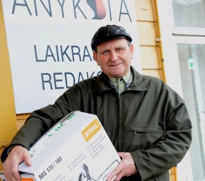 Pirmuosiuose Kurkliuose gimęs, dabar Antruosiuose gyvenantis Vytautas Kavaliauskas skaitė ir „Anykštos“ pirmtaką „Kolektyvinį darbą, o dabar skaito „Anykštą“ ir žurnalą „Aukštaitiškas formatas“. Autoriaus nuotr.